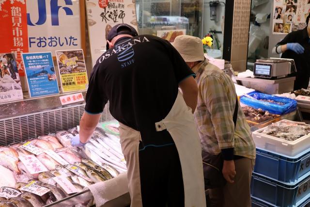 開店後お客様と話をする店主