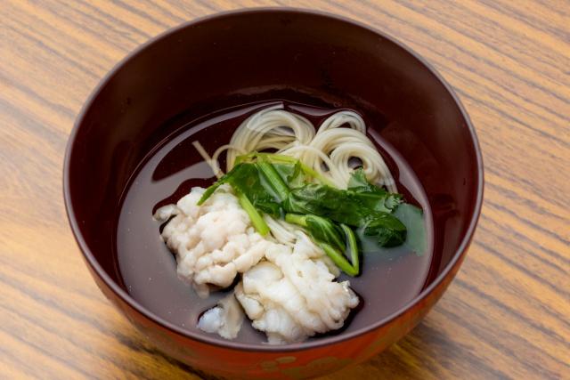 素麺と三つ葉の入ったはものすまし汁