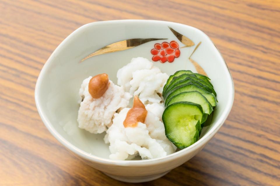 梅肉がついたはもの湯引きと薄切りのきゅうり